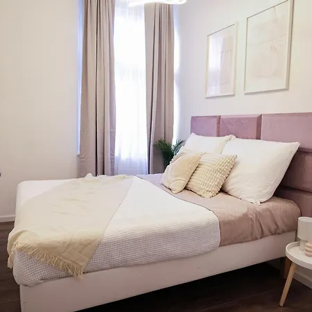 5 Min National Muzeum Modern Black Rose Apartment